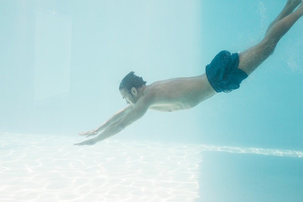 Homem sem camisa, nadar debaixo de piscina