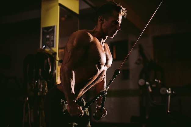 Homem sem camisa se exercitando em casa