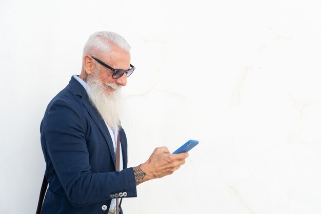 Homem sênior com um telefone