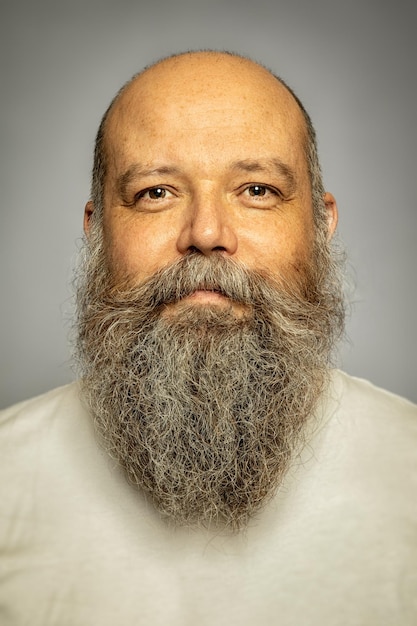 Homem sênior com uma longa barba grisalha