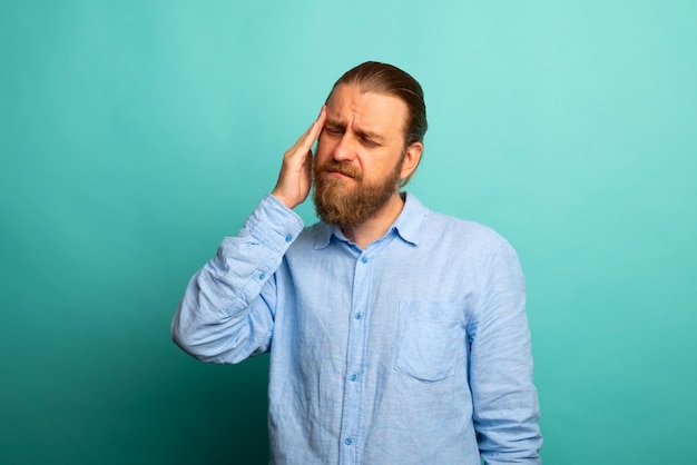 Homem sênior de barba elegante sobre fundo isolado com a mão na cabeça para dor de cabeça porque estresse sofrendo enxaqueca