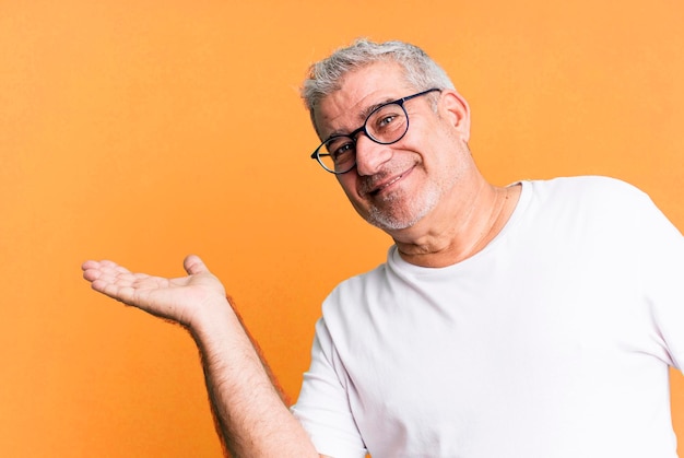 Foto homem sênior de meia-idade com um espaço de cópia em branco ao lado