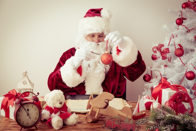 Homem sênior de Papai Noel. Conceito de férias de natal