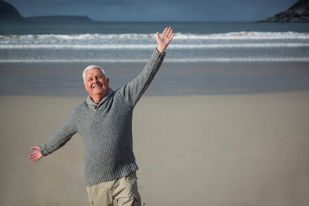 Homem sênior, desfrutando, praia