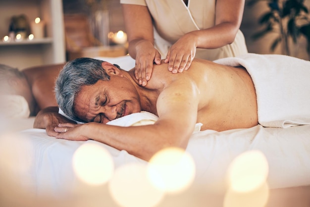 Homem sênior dormindo e relaxando para tratamento de spa de massagem nas costas ou cuidados com o corpo em fisioterapia no resort Homem idoso calmo relaxando ou dormindo na cama do salão para alívio do estresse zen ou fuga