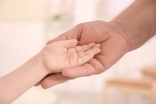 Homem sênior e criança de mãos dadas closeup