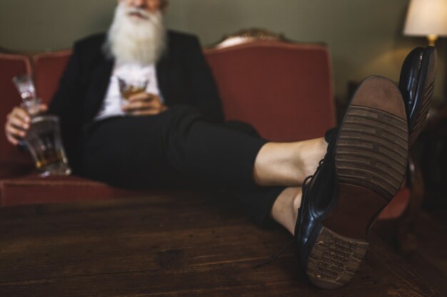 Homem sênior elegante usando sapatos de couro preto