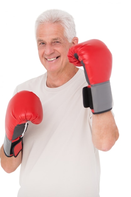 Homem sênior em luvas de boxe