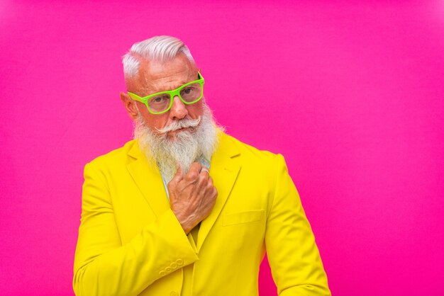 Foto homem sênior em terno amarelo extravagante