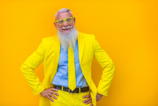 homem sênior em terno amarelo extravagante