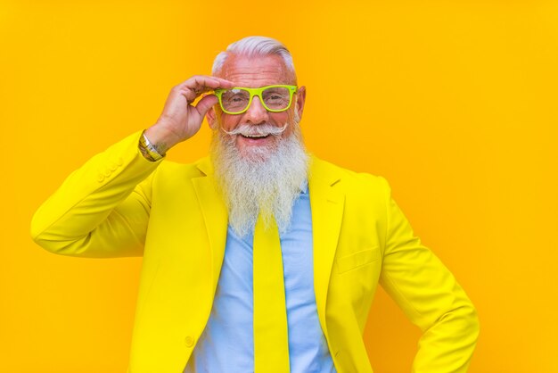 Homem sênior em terno amarelo extravagante