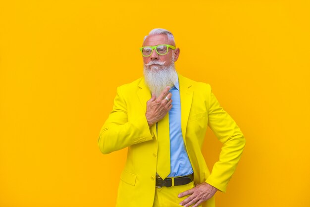 homem sênior em terno amarelo extravagante