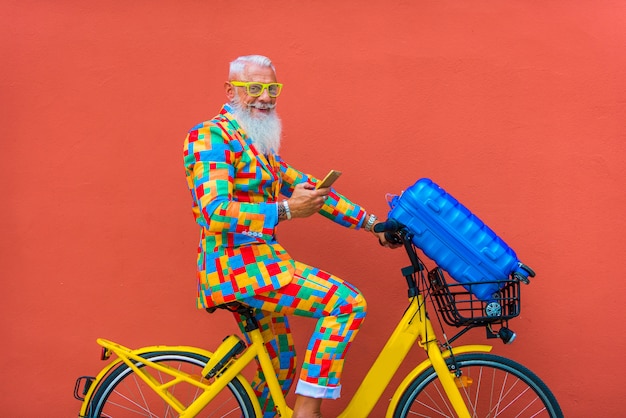 homem sênior em terno colorido extravagante