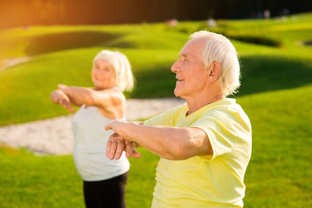 Homem sênior faz exercícios