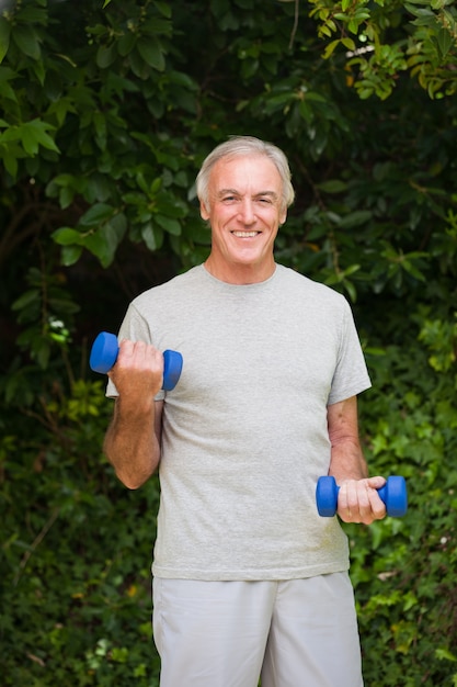 Homem sênior fazendo seus exercícios no jardim