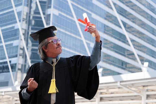 Homem sênior feliz em seu dia de graduação.