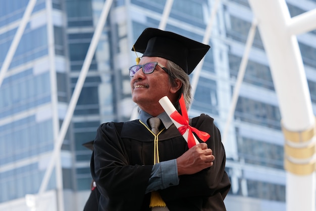 Homem sênior feliz em seu dia de graduação.