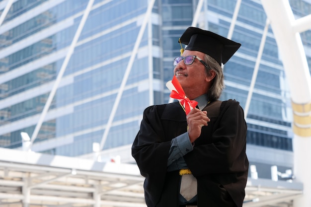 Homem sênior feliz em seu dia de graduação.