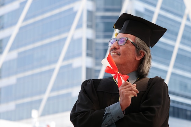 Homem sênior feliz em seu dia de graduação.