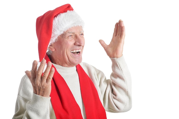Homem sênior feliz no chapéu de Papai Noel isolado no fundo branco