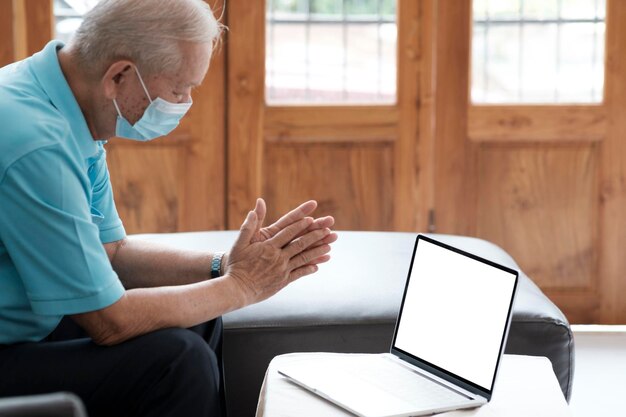 Homem sênior feliz usando tecnologia online