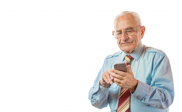 Homem sênior idoso que usa seu telefone móvel isolado no fundo branco.