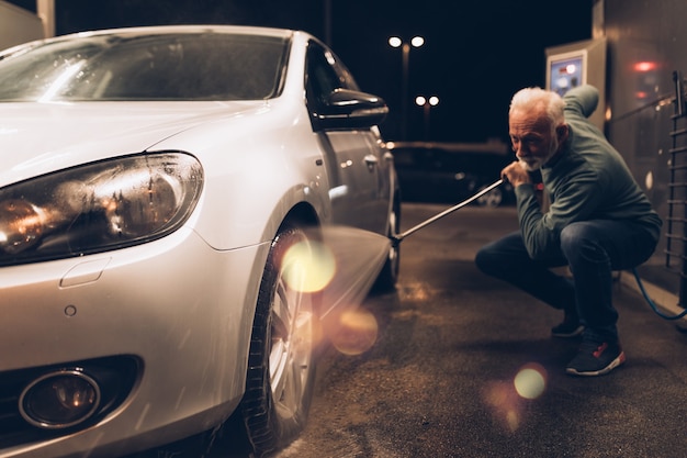 Carro Esportivo Dirige Rápido Na Rua Urbana, Carros De Luxo Vão à Noite  Para O Ar Generoso Imagem de Stock - Imagem de cidade, competir: 268211679