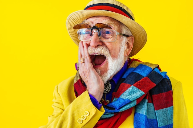 Homem sênior legal com retrato de estilo de roupas da moda em fundo colorido