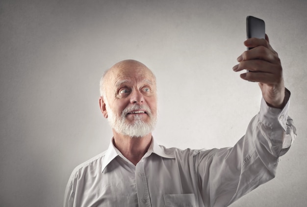 Homem sênior, levando, um, selfie