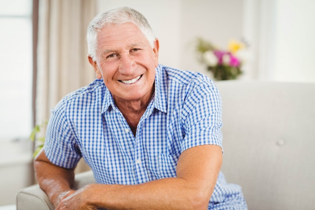 Foto homem sênior, olhando câmera, e, sorrindo, em, sala de estar