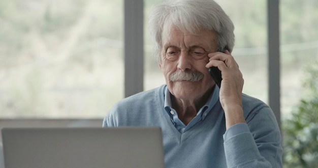 Homem sênior recebendo um telefonema