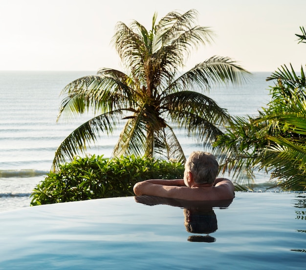 Homem sênior, refrigerar, em, piscina