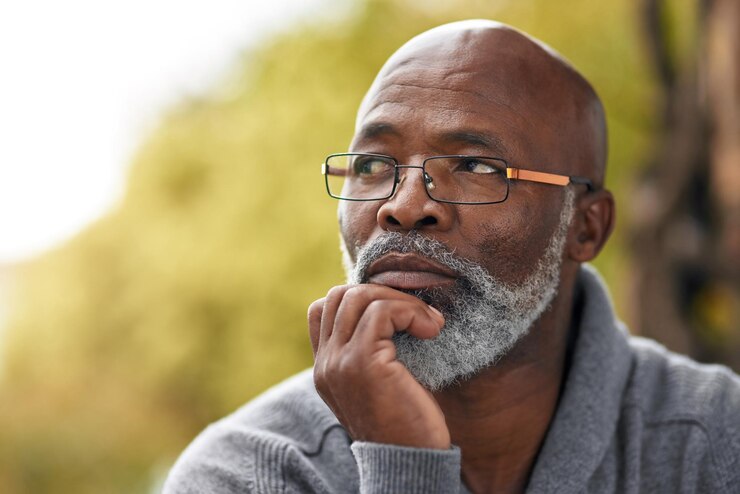Foto homem sênior, rosto e pensamento ao ar livre na natureza para lembrar a ideia ou visão da memória tiro na cabeça de um idoso africano pensa ou planeja seguro de vida futuro ou aposentadoria em um parque