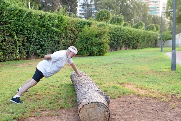 Homem sênior saudável fazendo flexões ao ar livre