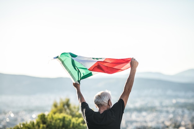 Foto homem sênior segurando a bandeira do méxico 16 de setembro dia da independência do méxico