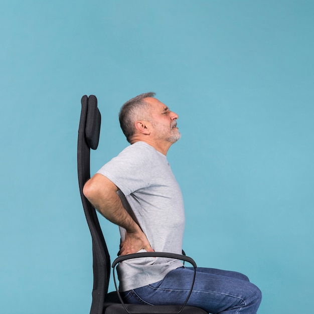 Foto homem sênior, sentando, em, cadeira, tendo, dor traseira, ligado, experiência azul