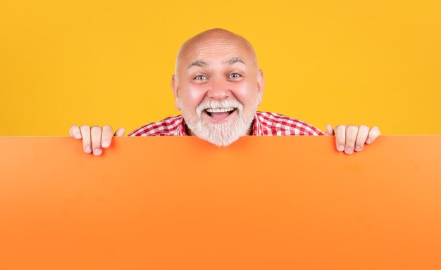 Homem sênior sorridente com espaço de cópia no banner em branco