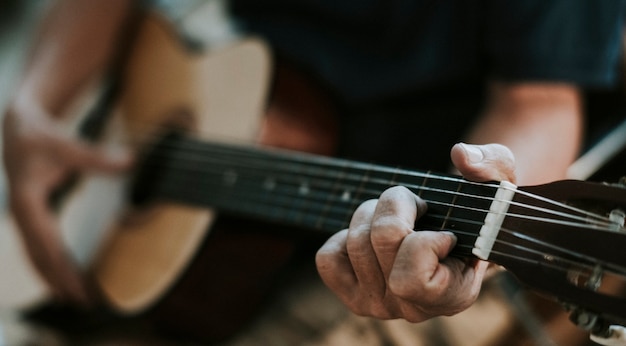 Homem sênior tocando violão