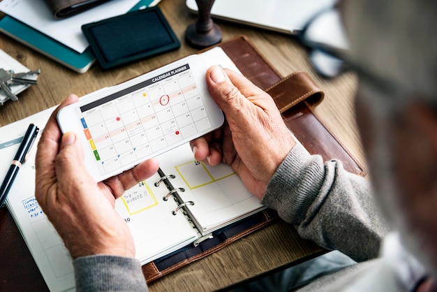 Foto homem sênior, verificar, seu, calendário