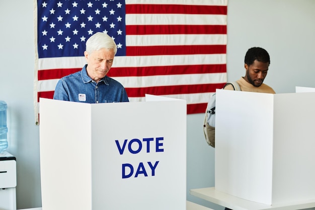 Foto homem sênior votando no estande