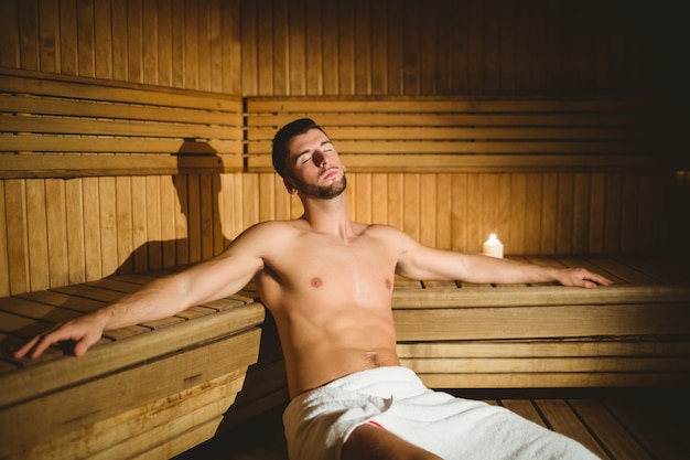 Homem sentado dentro de uma sauna