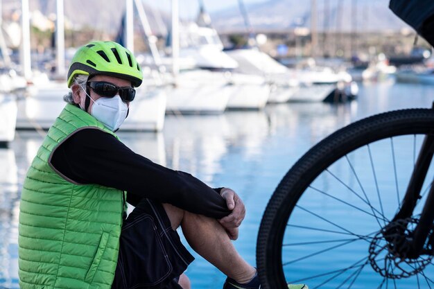 Foto homem sentado em bicicleta