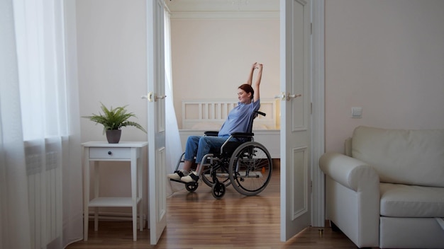 Homem sentado na porta de casa