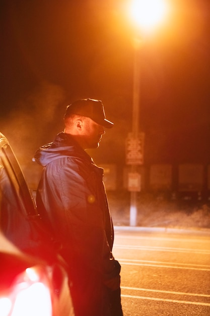 Homem sentado no carro a noite