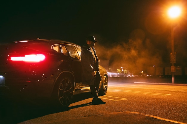 Foto homem sentado no carro a noite