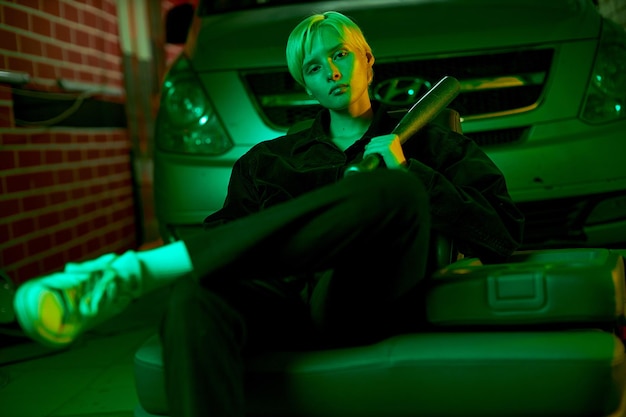 Homem sentado no carro