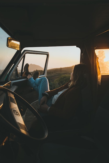 Homem sentado no carro.
