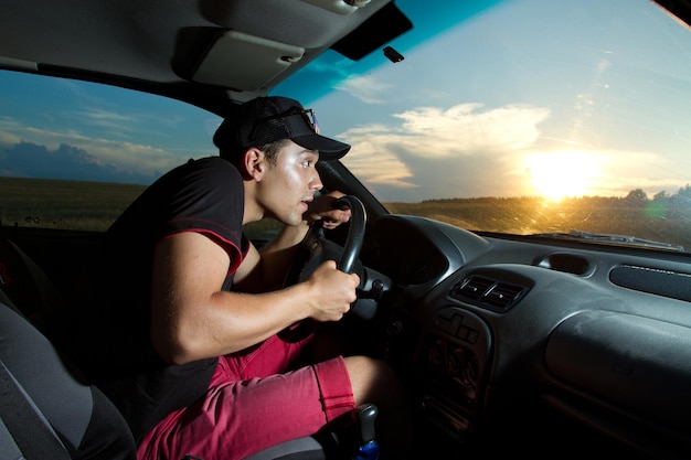 Foto homem sentado no carro