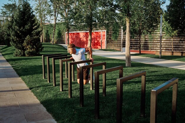 Foto homem sentado no parque