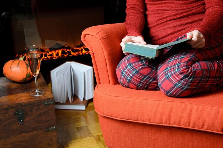 Foto homem sentado no sofá em casa